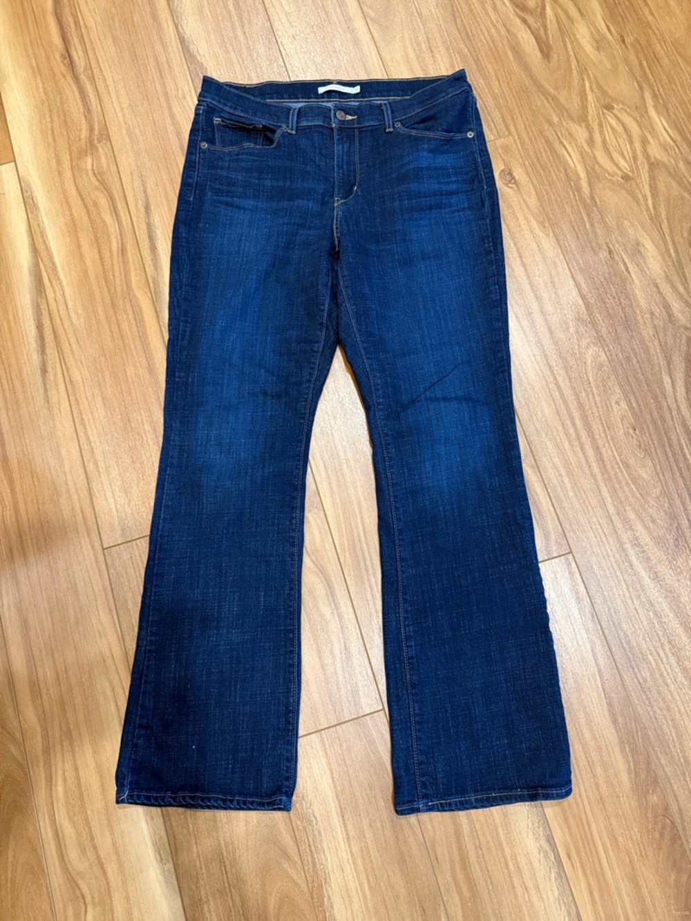 Women's Levi’s Classic Bootcut jeans. Size 12M. Waist 31. Length 32 Dark wash